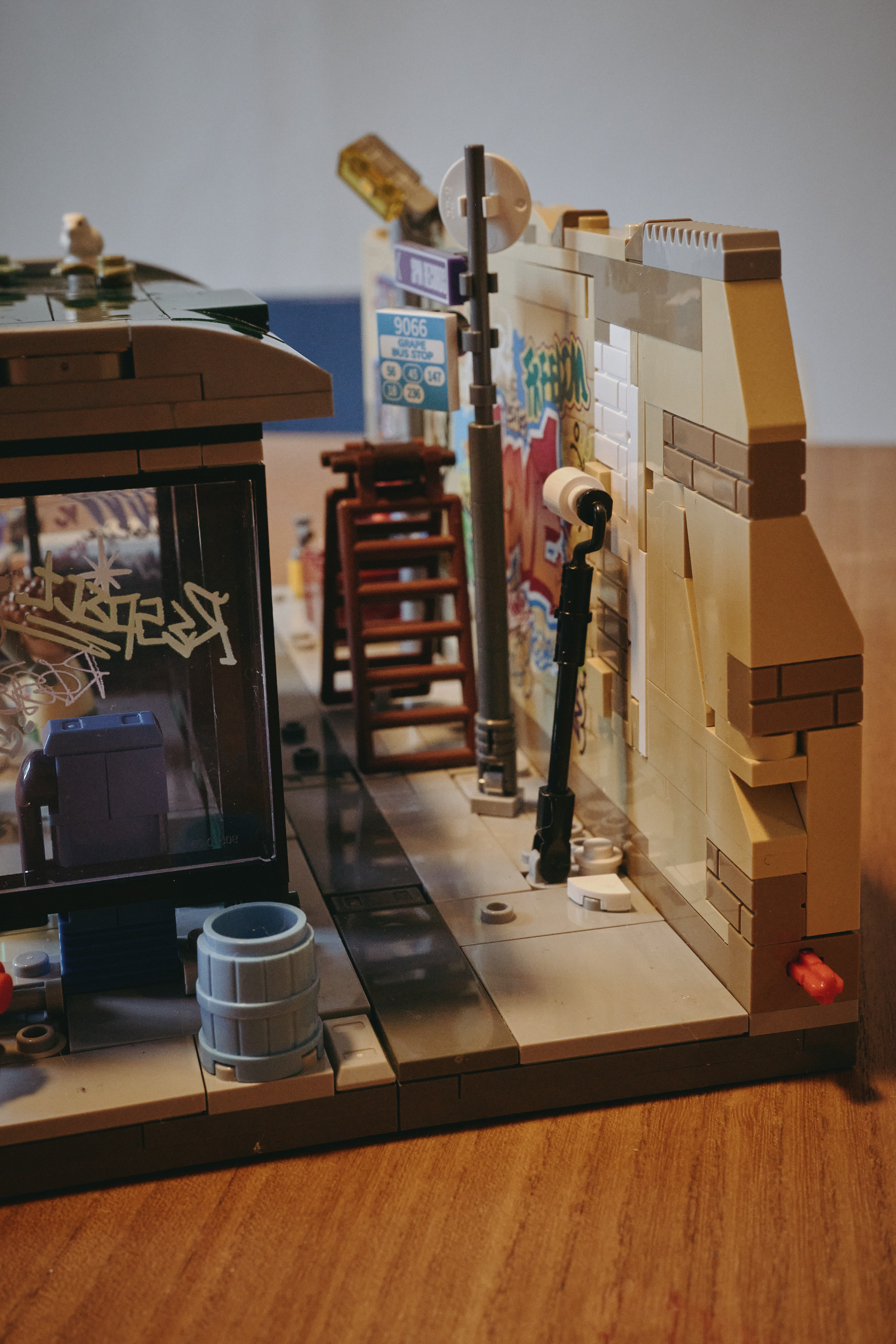 Lumibricks F9060 – Graffiti-Bushaltestelle